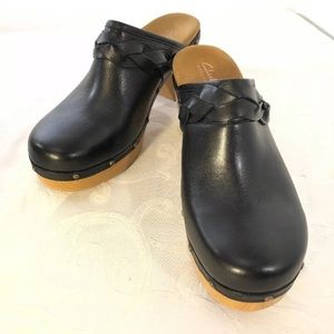 Clarks women’s Black Leather Heel Clogs Size 10 M